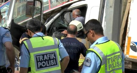 Büyükçekmece'de Sürücüsünün Direksiyon Hakimiyetini Kaybettiği Kamyon, İş Yerine Girdi