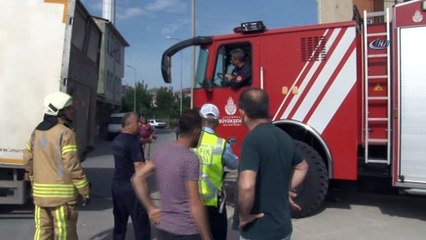 Büyükçekmece'de sürücüsünün kontrolden çıktığı kamyon dükkana böyle girdi