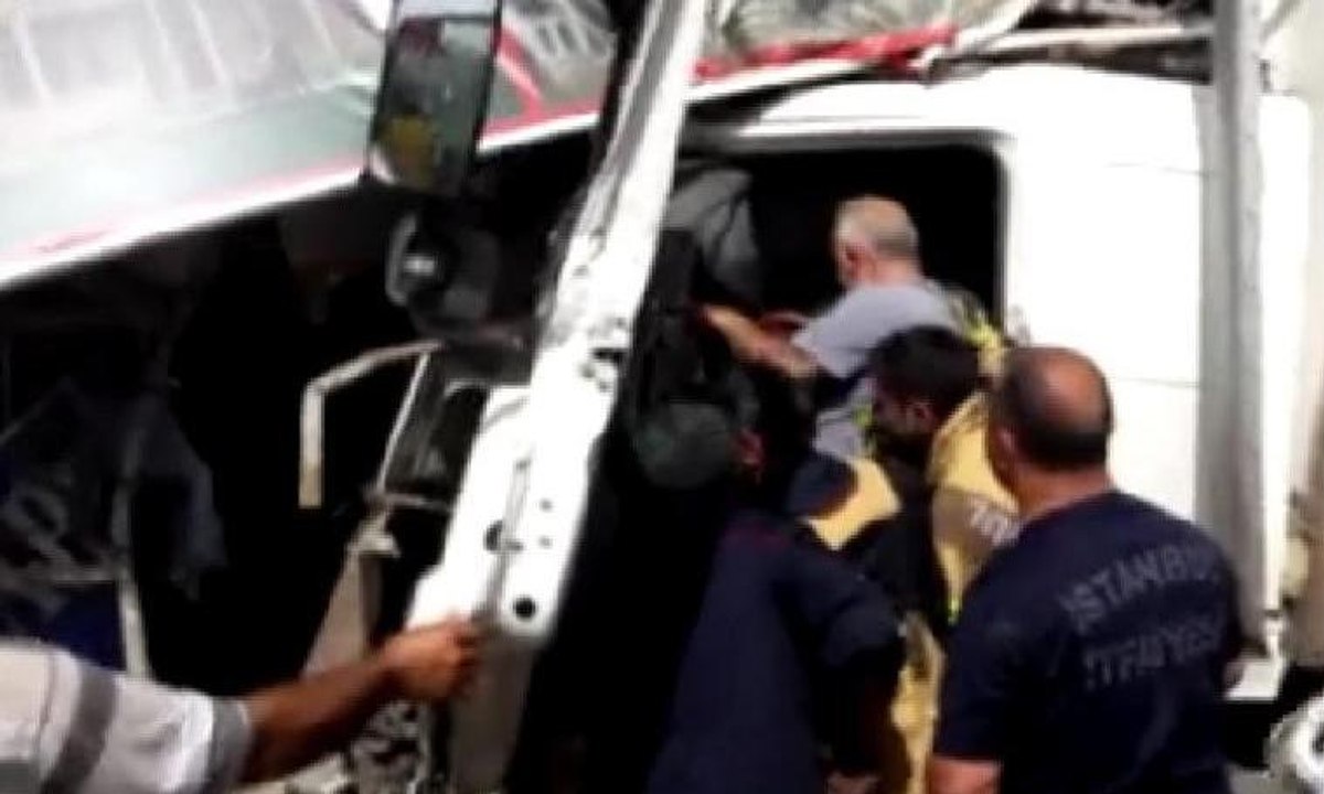 Kamyonun binaya girme anı kamerada