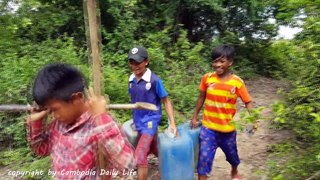 Amazing Smart Children Catch Tree Snake Using Oil Tank Trap - How To Catch Tree Snake With Trap