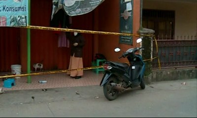 Seorang Perempuan Mencoba Masuk Rumah Terduga Teroris