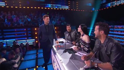 Скачать видео: L'animateur d'American Idol drague Katy Perry en direct