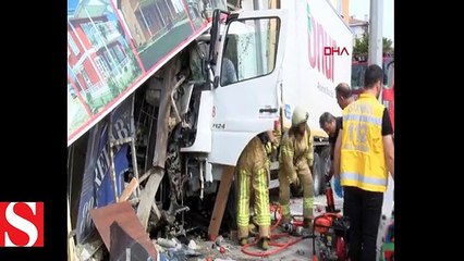 Büyükçekmece�de korkunç kaza!; Kamyon işyerine girdi