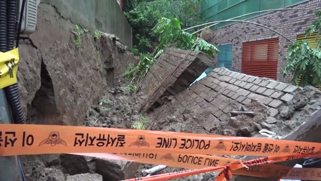 서울 대학로파출소 주차장 담벼락 무너져...차량 두 대 파손 / YTN