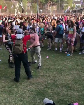 Cet homme drogué devient fou dans un festival et va vite se faire calmer