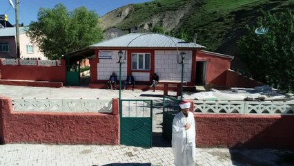 Cami köyde, minaresi tepede