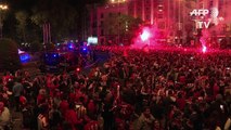 جمهور اتلتيكو مدريد يحتفل بالفوز بالدوري الأوروبي لكرة القدم