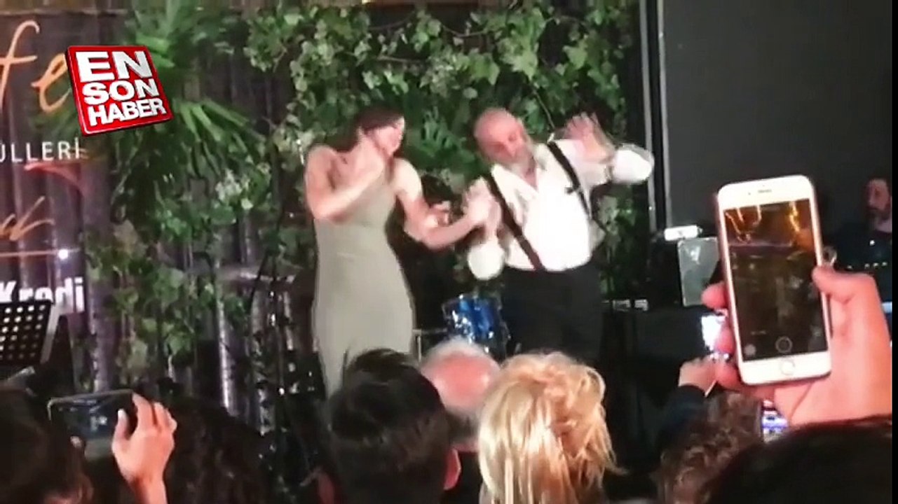 özge borak sahnede çoştu