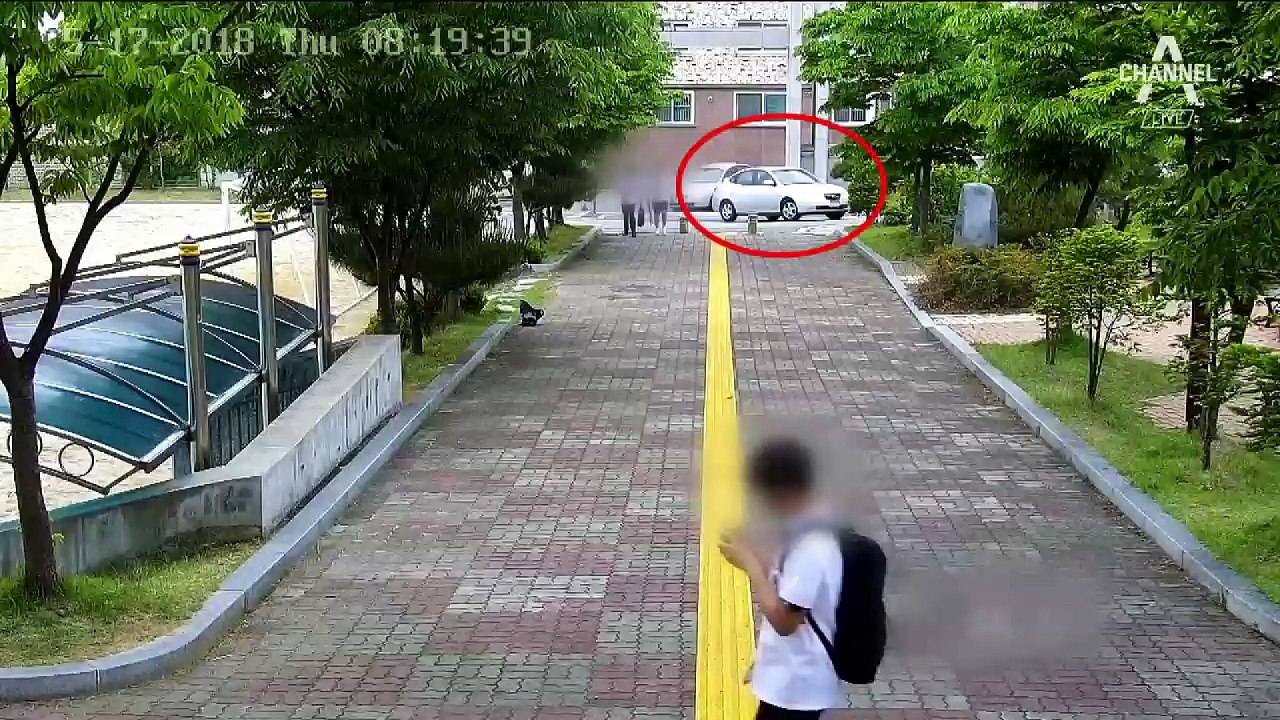 주차하다 돌진…등굣길 제자들 덮쳐 4명 ‘날벼락’