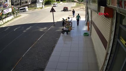 Diyarbakır'da Trafik Kazası Güvenlik Kamerasına Yansıdı