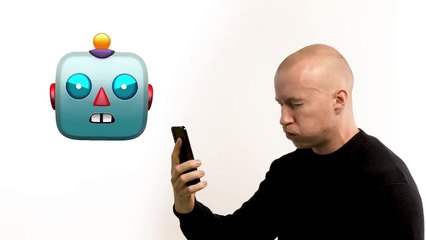 شاهد هذا الشاب يستخدم خاصية آيفون X الجديدة Animojis بطريقة مضحكة و فريدة