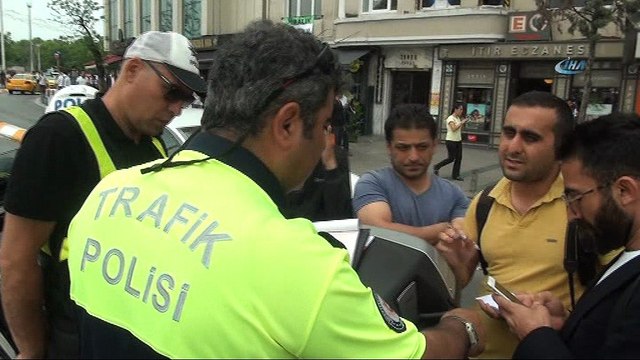 Taksim Meydanı'nda trafik polisi itfaiye gerginliği