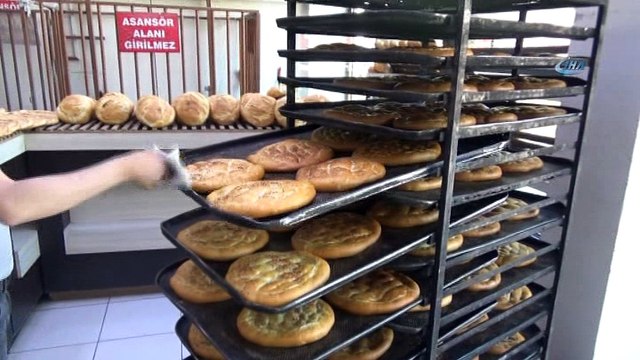 250-300 derecelik fırın önünde zorlu ekmek mesaisi