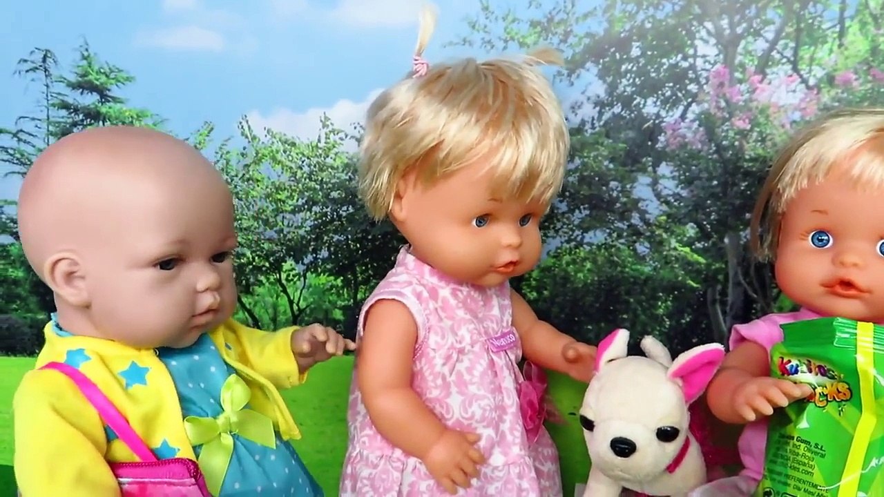 ¡BEBÉ LUCÍA LLORANDO! Bebés Nenuco la critican en la boutique Nenuco Vídeos de muñecas en