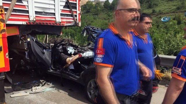 Emniyet şeridindeki tıra arkadan çarpan otomobil paramparça oldu: 1 ölü