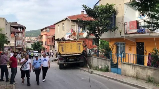 Sultanbeyli’de sürücünün kontrolünden çıkan tır, cadde üzerinde bulunan 2 katlı bir binanın giriş katına çarptı. Sürücünün hafif yaralandığı kazada şans eseri facianın eşiğinden dönüldü. Polis ekiplerinin olay yerindeki çalışmaları sürüyor