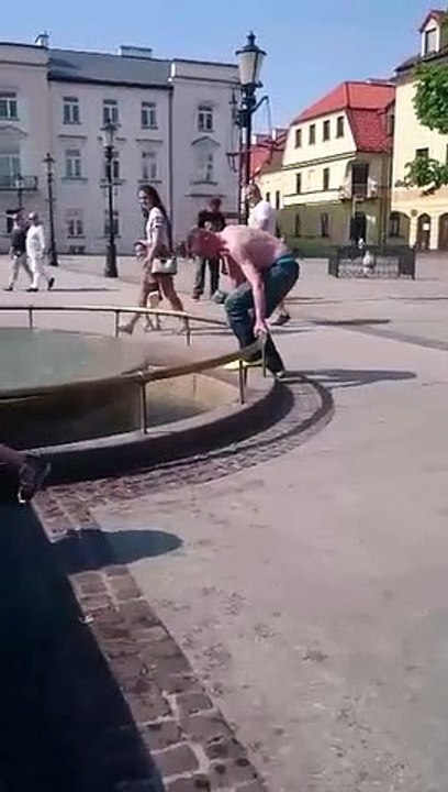 Il voulait prendre un bain dans une fontaine mais il est complètement bourré !