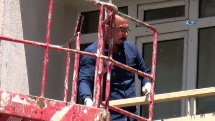 Oğul Veren Arılar Balkonu Sardı