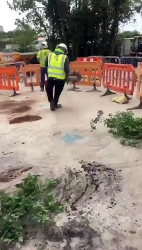 Démarrer une scie en la faisant rouler ? Débile cet ouvrier y croit !