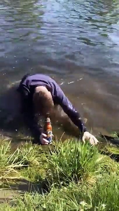 Glissant sur la berge : il n'arrive pas à sortir du lac !