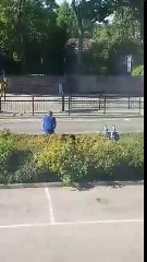 Coincé les jambes en l'air dans un buisson le long de la route !