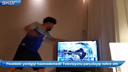 Finaldeki yenilgiyi hazmedemedi! Televizyonu parçalayıp nehre attı