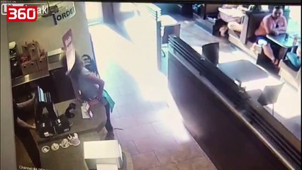 Klientja e irrituar me kasieren bën m**** në mes të lokalit dhe me të gjuan...(360video)