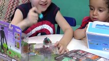 Paulinho e Toquinho Brincam com Ovo Surpresa da Peppa Pig e Brinquedos do Minecraft para Crianças