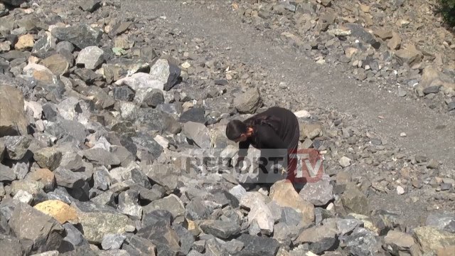Report TV - Bulqizë, mbledhësit e kromit: Më mirë të vdekur në stogje të kromit, se sa nga uria