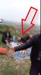 Video herunterladen: Alkolü Fazla Kaçırınca Uçurumdan Düşen Amca (Erik Dalı Eşliğinde)