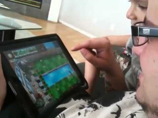 Kevin jogando Plants vs Zombies