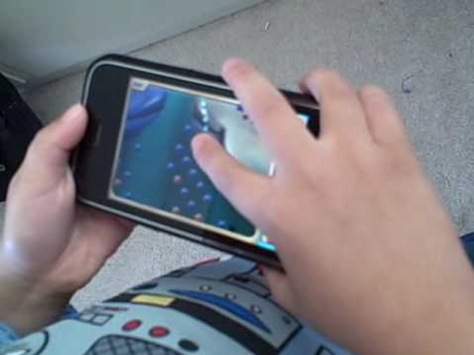 Kevin jogando Peggle no iPhone