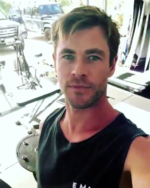 Chris Hemsworth trolls Dwayne Johnson !