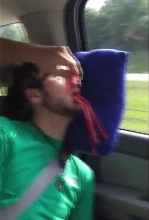 Ils font une blague énorme à leur pote endormi... Grosse bouche