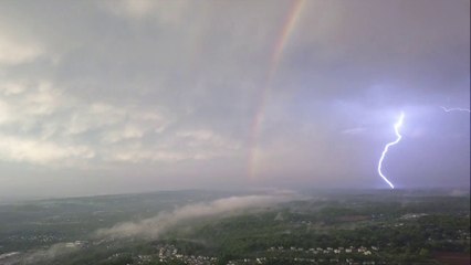 Un arc en ciel se forme en plein orage à Chester County, Pennsylvania