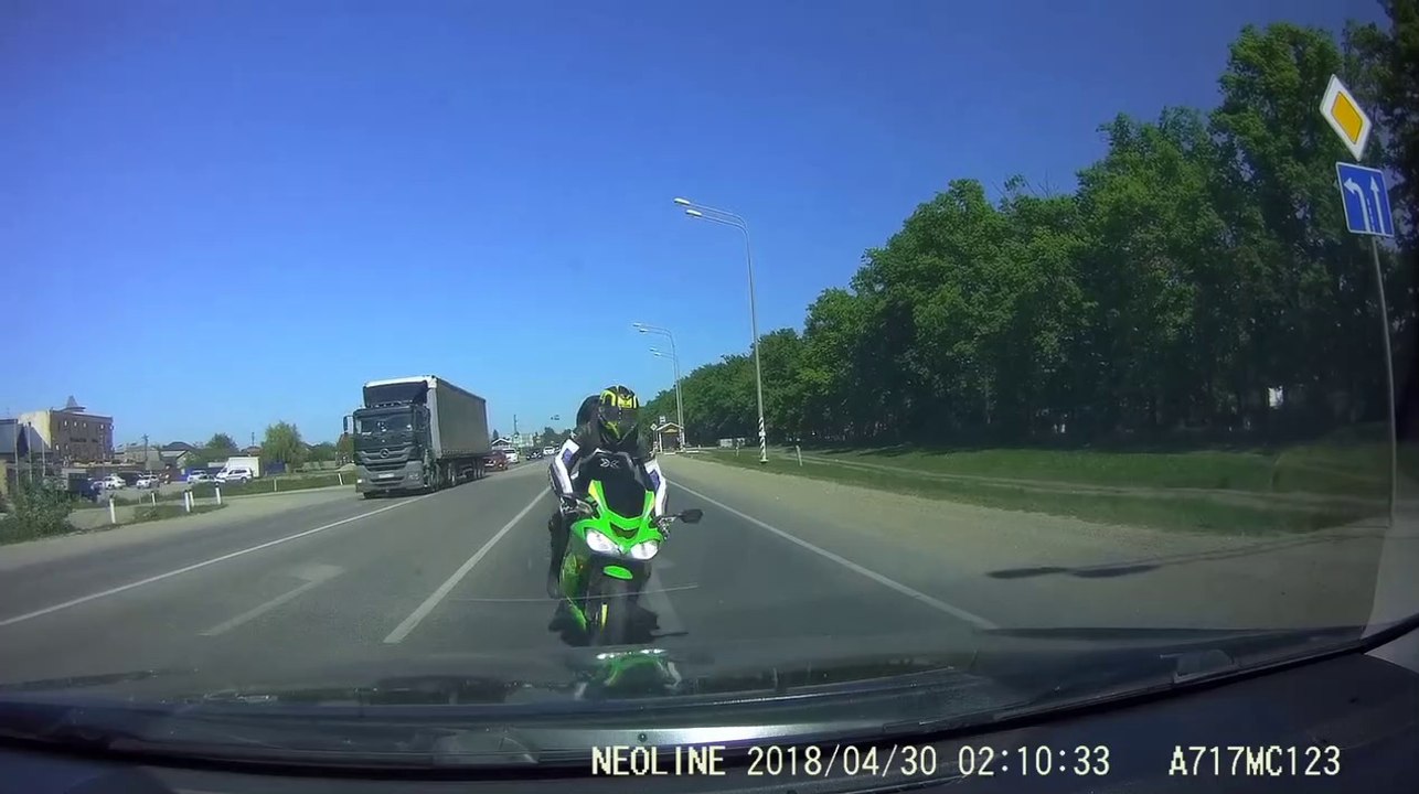 Ce motard évite un piéton et se jette sur une voiture