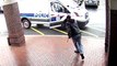 Un passant fait un croche-pied à un voleur en fuite