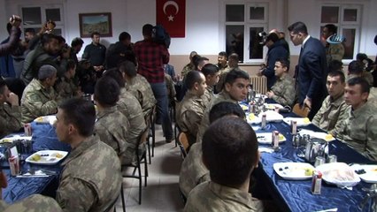 Bakan Soylu Mehmetçikle sahur yaptı