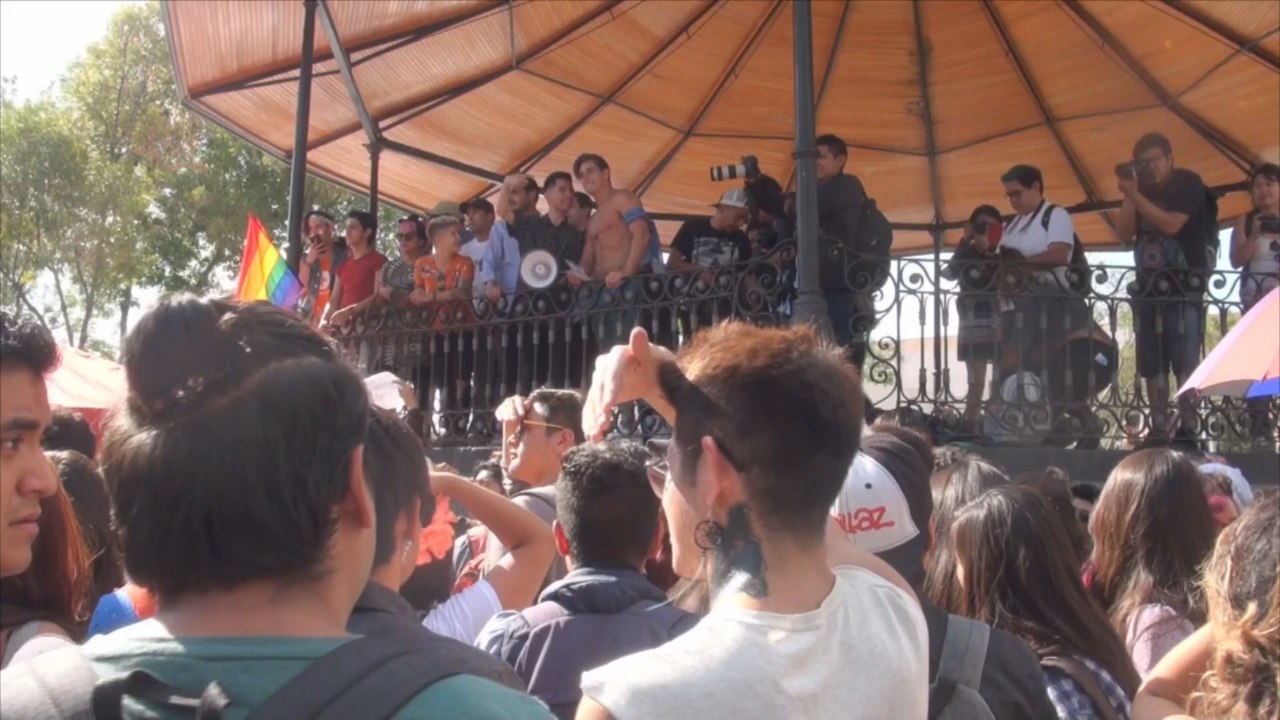 Ciudad de México se inunda de besos contra fobia hacia colectivo LGBT