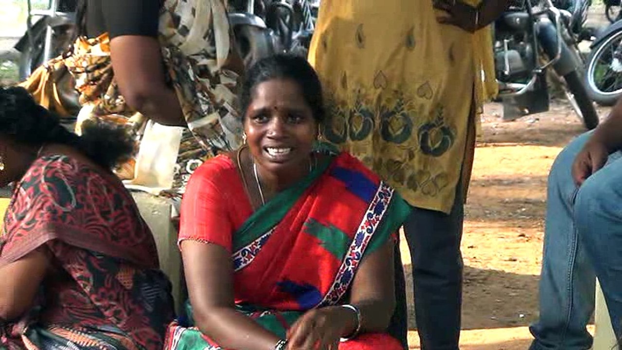 மனைவி தலையில் கல்லை போட்டு கொன்ற கணவன்!-வீடியோ
