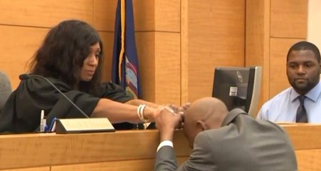 27 Yıllık Mahkumluğun Ardından Suçsuz Olduğu Anlaşılınca Hakime Sarılıp Gözyaşlarına Boğuldu