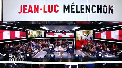 Jean-Luc Mélenchon arrive à l'Émission Politique avec une paire de ciseaux
