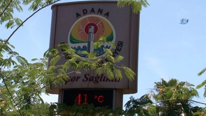 Sıcaktan bunalan oruçlu vatandaşlar cami avlularında uyuyarak iftarı bekliyor