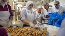 Bedia Akartürk'ten kestane şekeri üreticilerine sürpriz