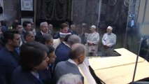 Hırka-i Şerif, Ramazan ayının ilk cumasında Fatih'teki Hırka-i Şerif Camisinde törenle ziyarete açıldı