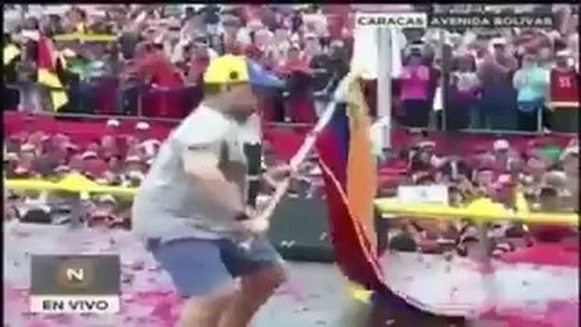 Diego Armando Maradona baila en el cierre de campaña de Nicolás Maduro en Venezuela