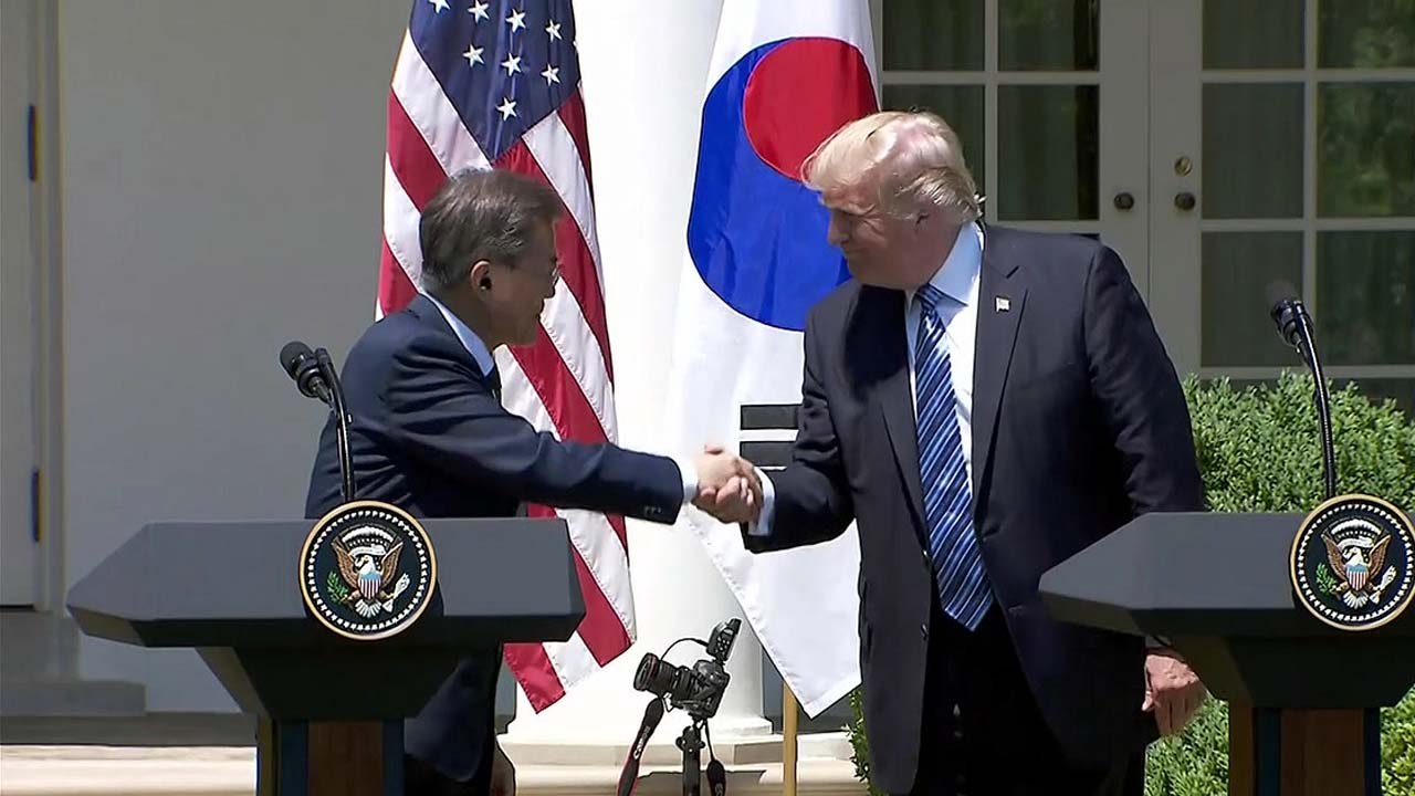 한미 정상, 배석자 없는 단독 회담..."北 비핵화·미래 보장 논의" / YTN