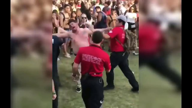 Cet homme a pris un peu trop d'acide en festival ret il est incontrôlable