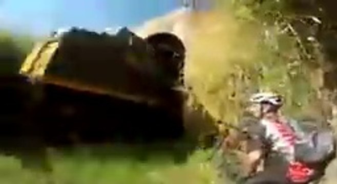 Choc : Ces VTTistes se font surprendre par un train qui passe