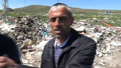 Kars’ta mahalle sakinlerinin çöp isyanı... Mahalleliler belediye ait çöp arabalarının yolu kesti